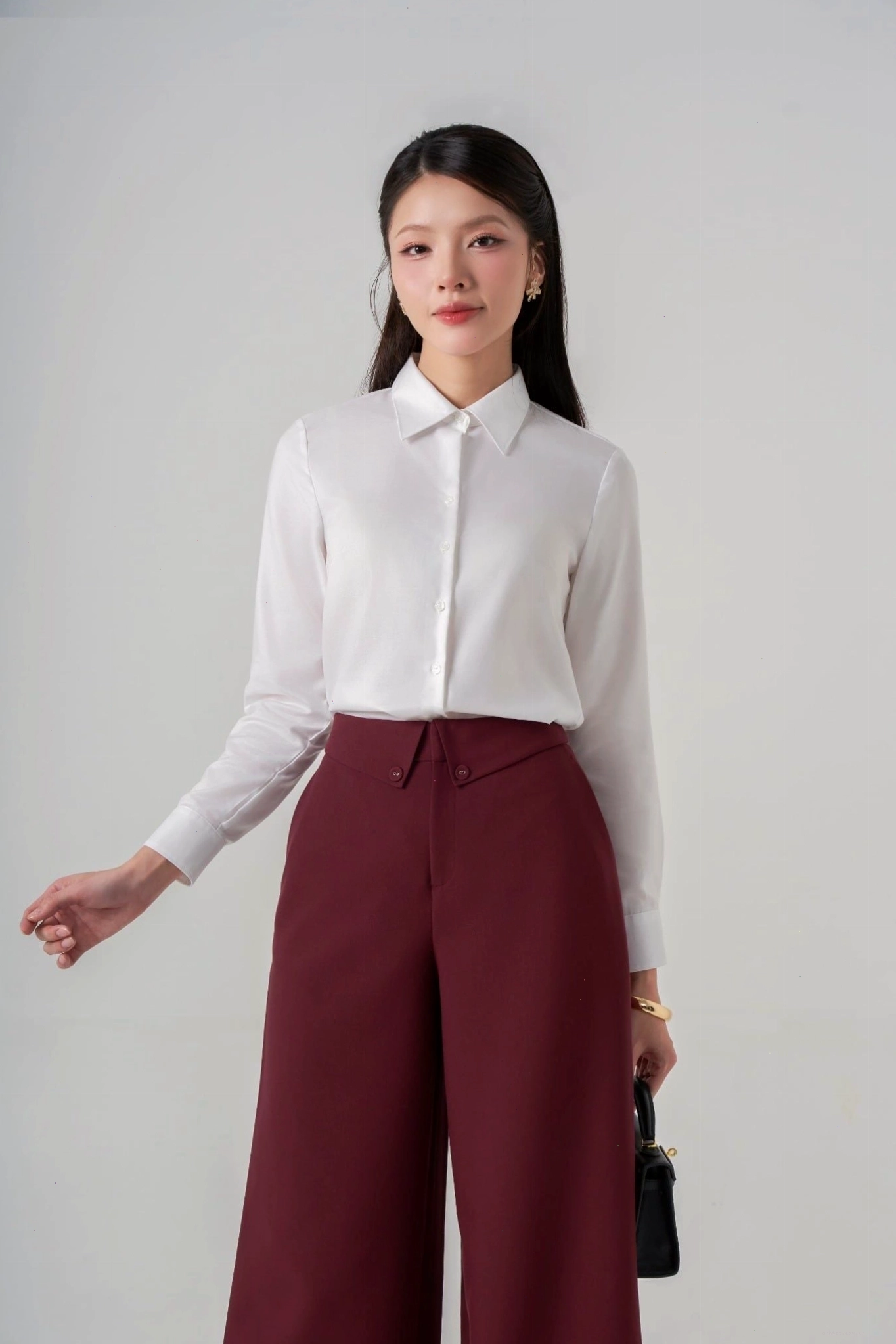 Áo sơ mi nữ dài tay màu trắng kiểu dáng rộng rãi, cổ bẻ, cài khuy