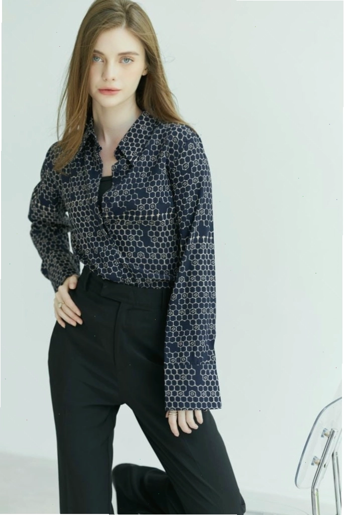 Áo sơ mi nữ form rộng họa tiết lục giác phối cùng quần jeans ống rộng