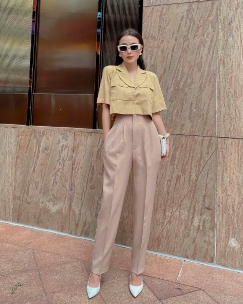 Áo sơ mi nữ ngắn tay màu trắng phối cùng quần ống rộng