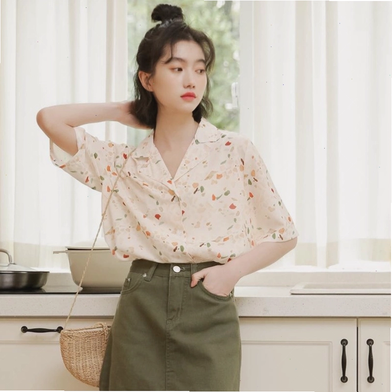 Áo sơ mi nữ phong cách retro với họa tiết cổ điển, dáng suông rộng.