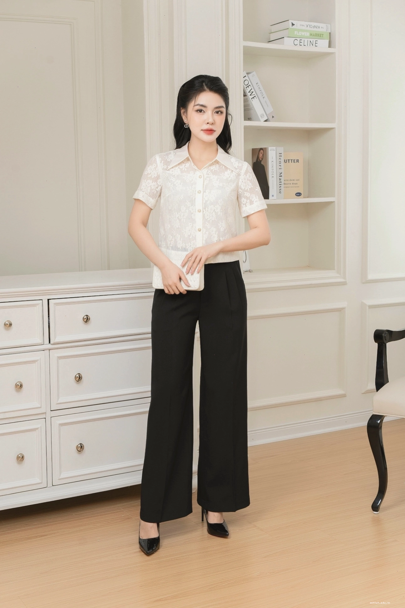 Áo sơ mi ren croptop trắng, cổ đức, gấu may bản 5 cm phối cùng chân váy midi