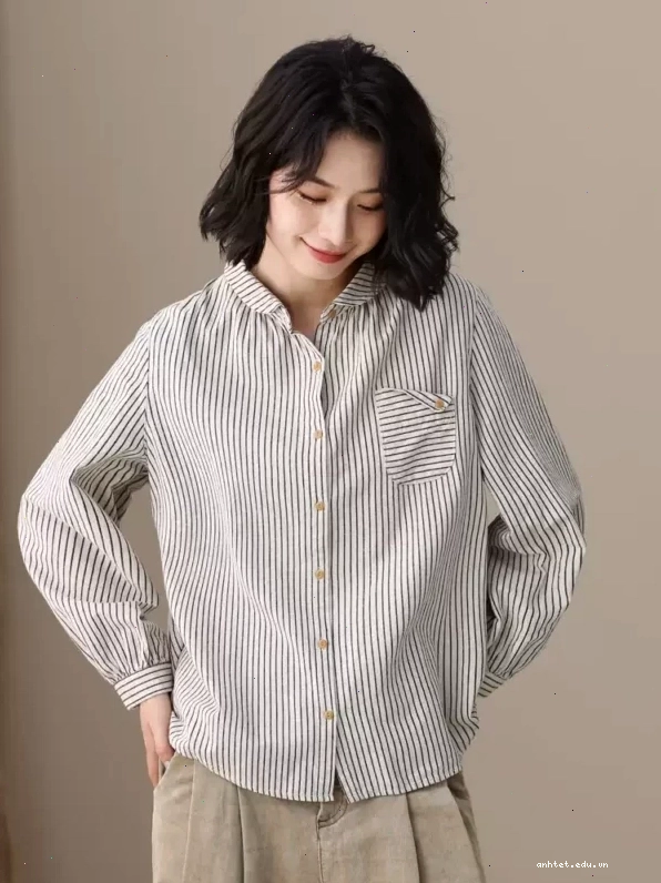 Áo sơ mi tay dài cotton lanh, cổ Peter Pan, màu trắng, họa tiết thêu hoa nhỏ, rất hợp để phối cùng chân váy hoặc quần.