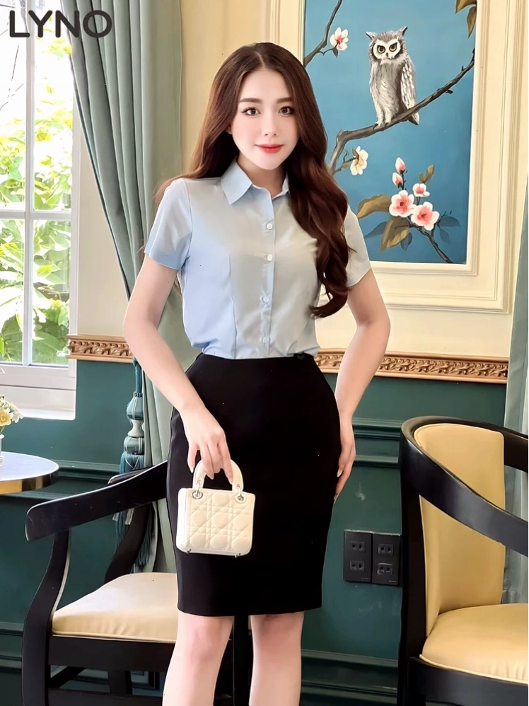 Áo sơ mi trắng chiết eo tay ngắn, cài cúc, kết hợp quần short cạp cao và giày sneaker trắng