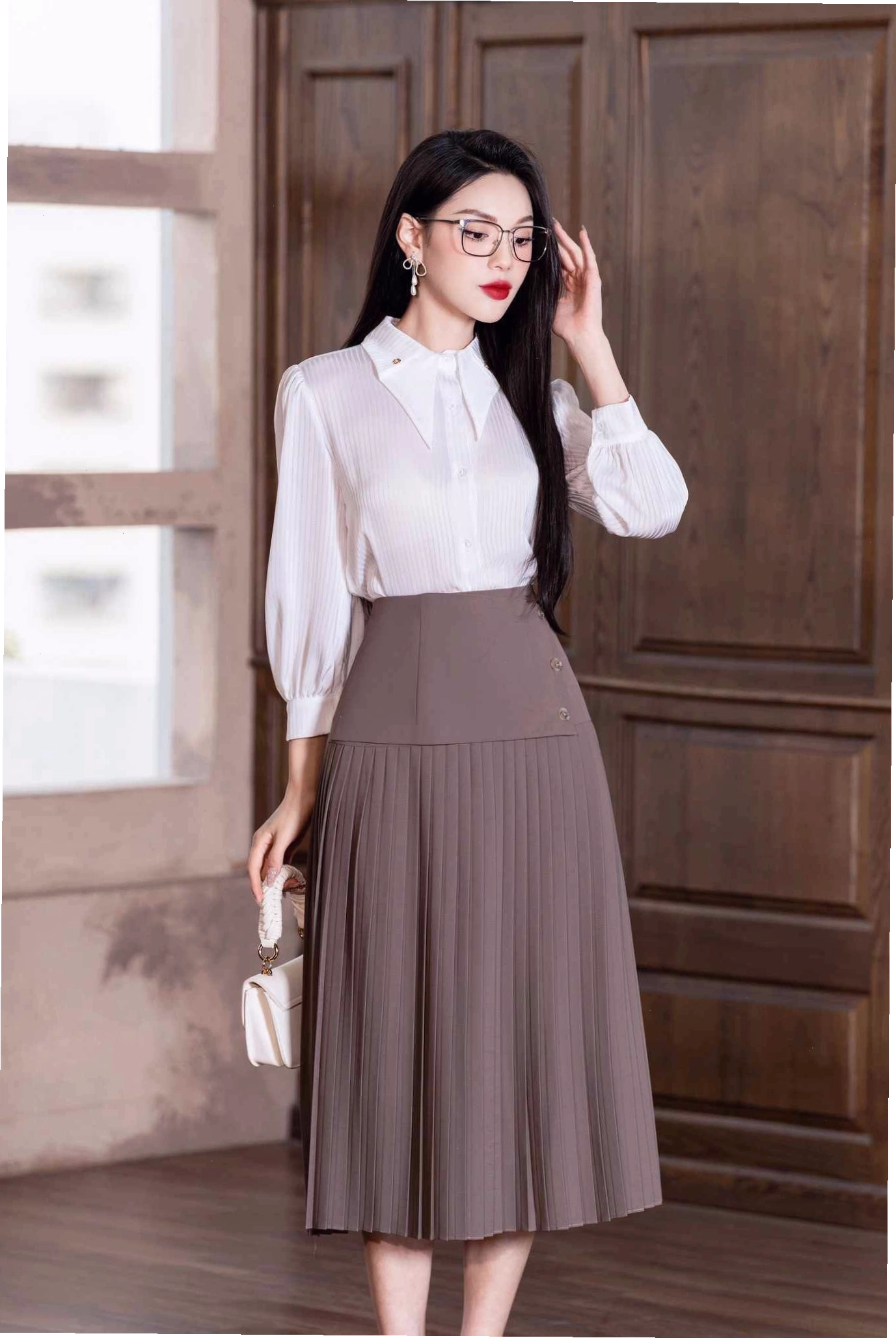 Áo sơ mi trắng nữ với cổ áo cách điệu, tạo vẻ ngoài thanh lịch