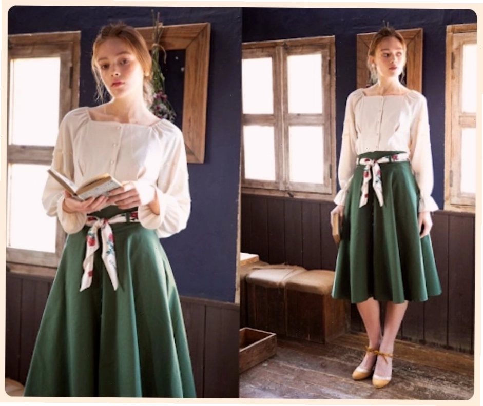 Áo sơ mi vintage nữ họa tiết hoa nhí, cổ bẻ, dáng rộng.