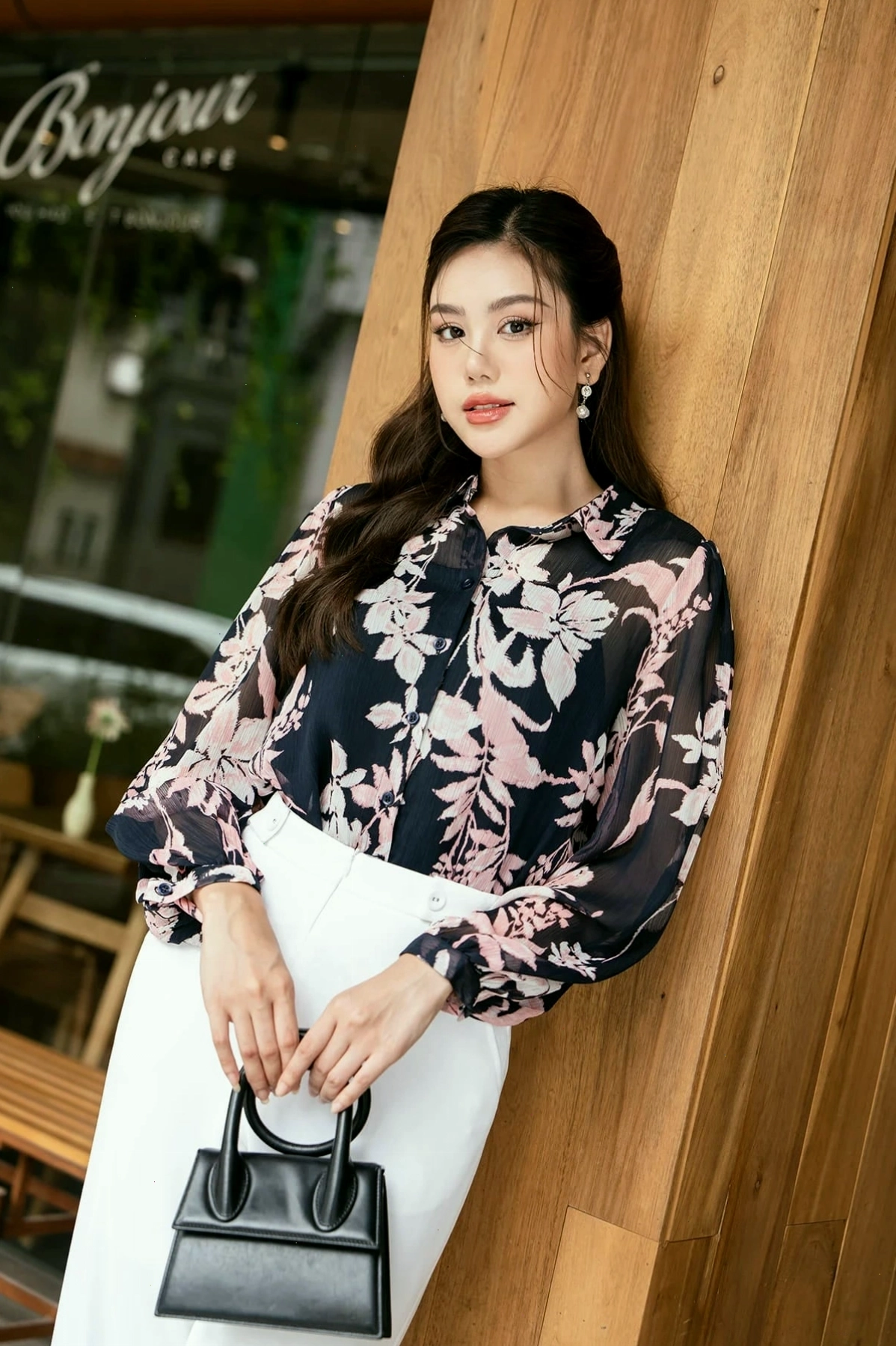 Áo sơ mi voan nữ đen cổ đức tay dài vải hoa