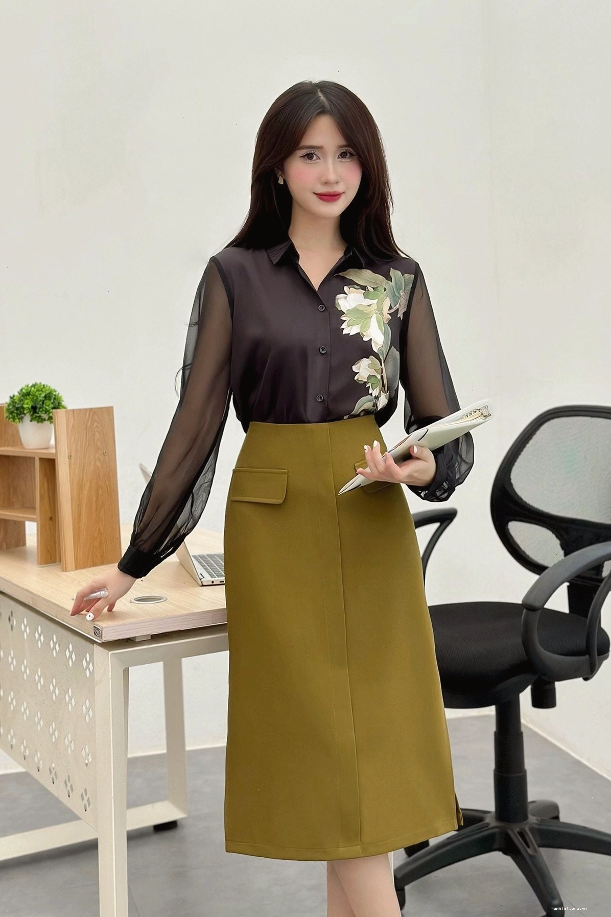 Áo sơ mi voan nữ đen in ngực, cổ đức, tay dài