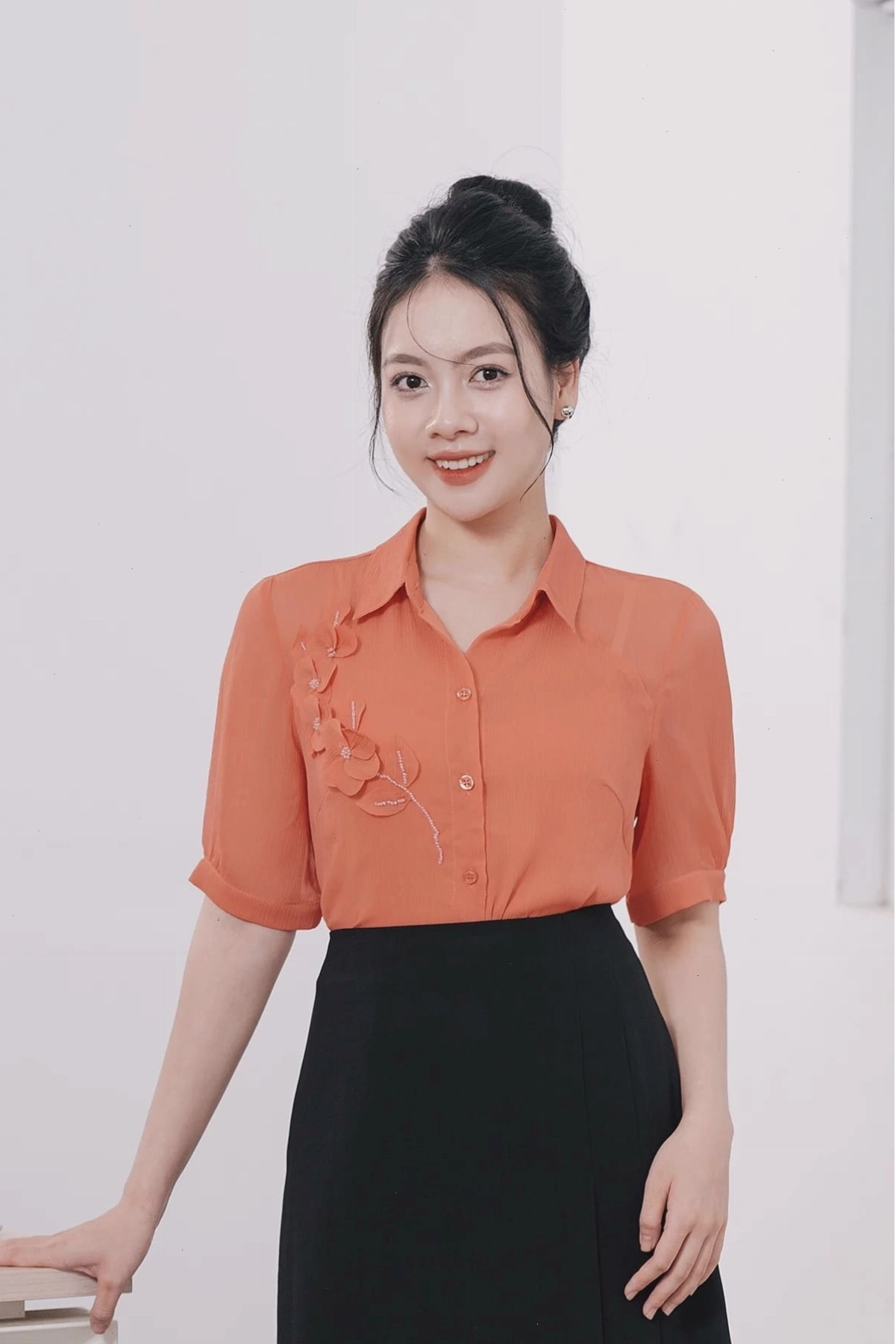 Áo sơ mi voan nữ màu cam tay ngắn đính hoa ngực
