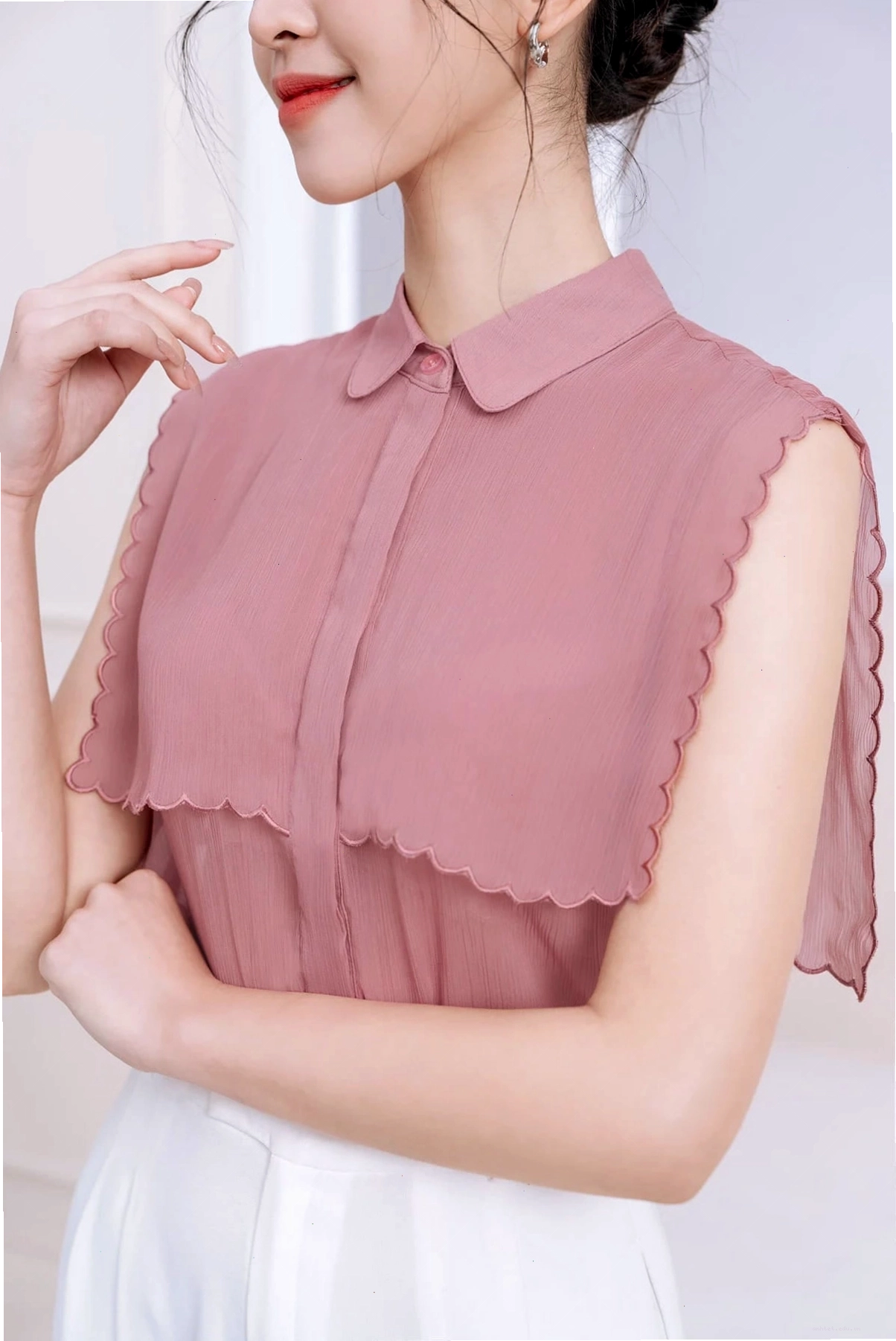Áo sơ mi voan nữ sát nách phủ vai tone hồng