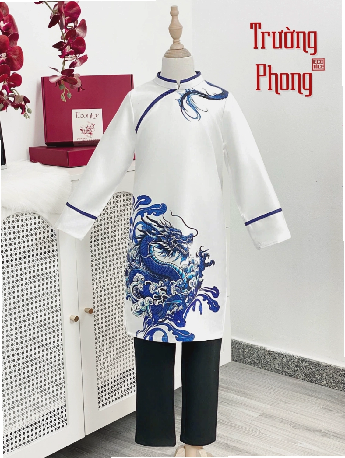 Bé trai diện áo dài cách tân màu đỏ đô, họa tiết thuyền rồng, phối quần đen