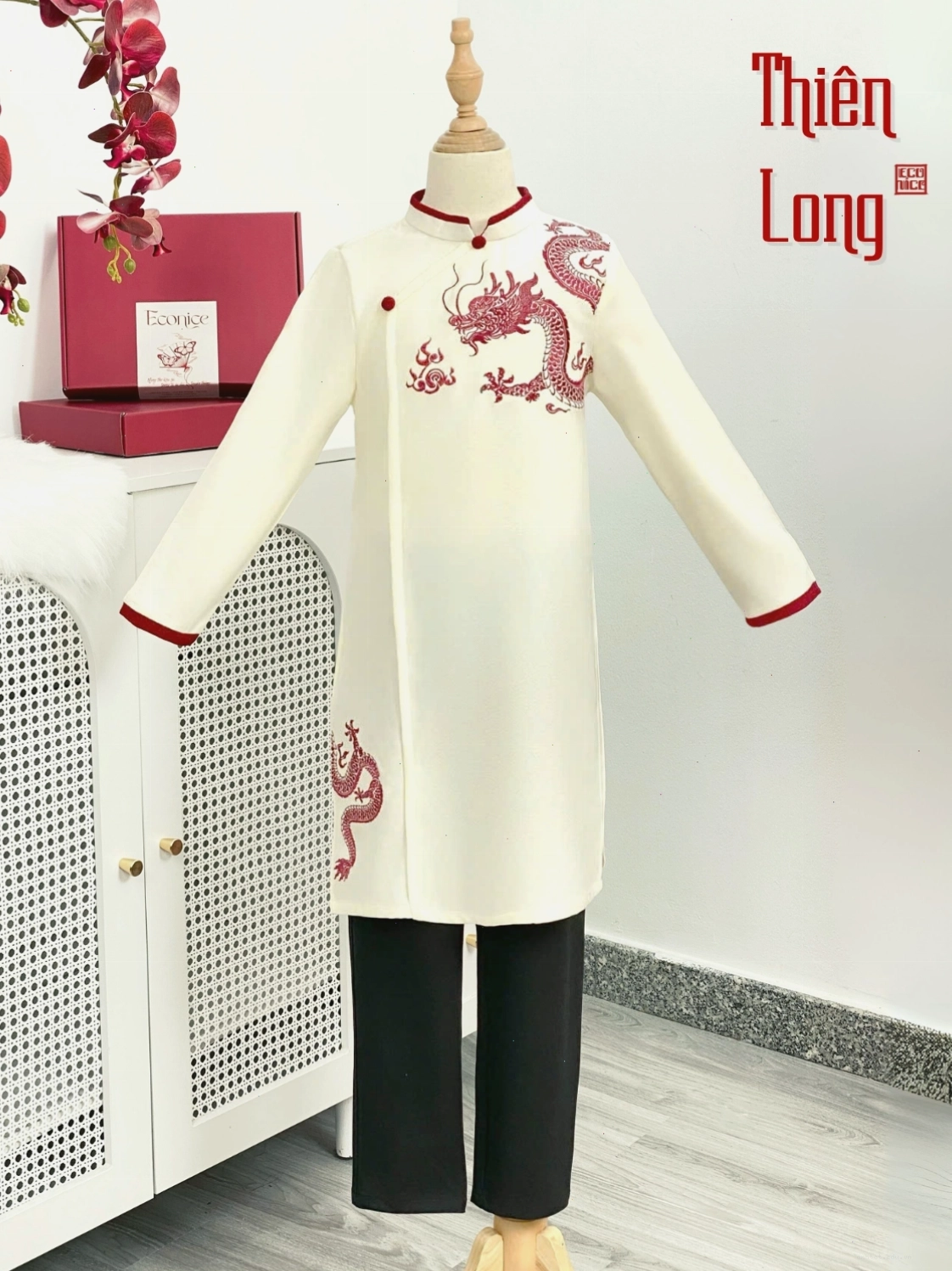 Bé trai diện áo dài cách tân màu vàng đồng, họa tiết sóng biển, phối quần trắng