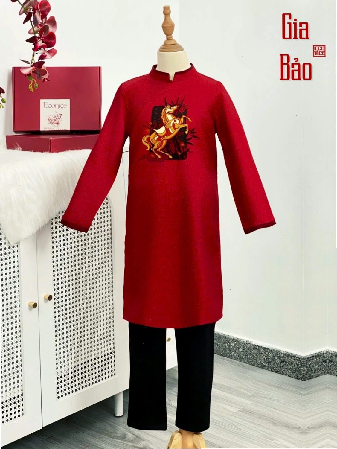 Bé trai diện áo dài cách tân màu xanh dương với họa tiết rồng tinh xảo, phối cùng quần trắng năng động