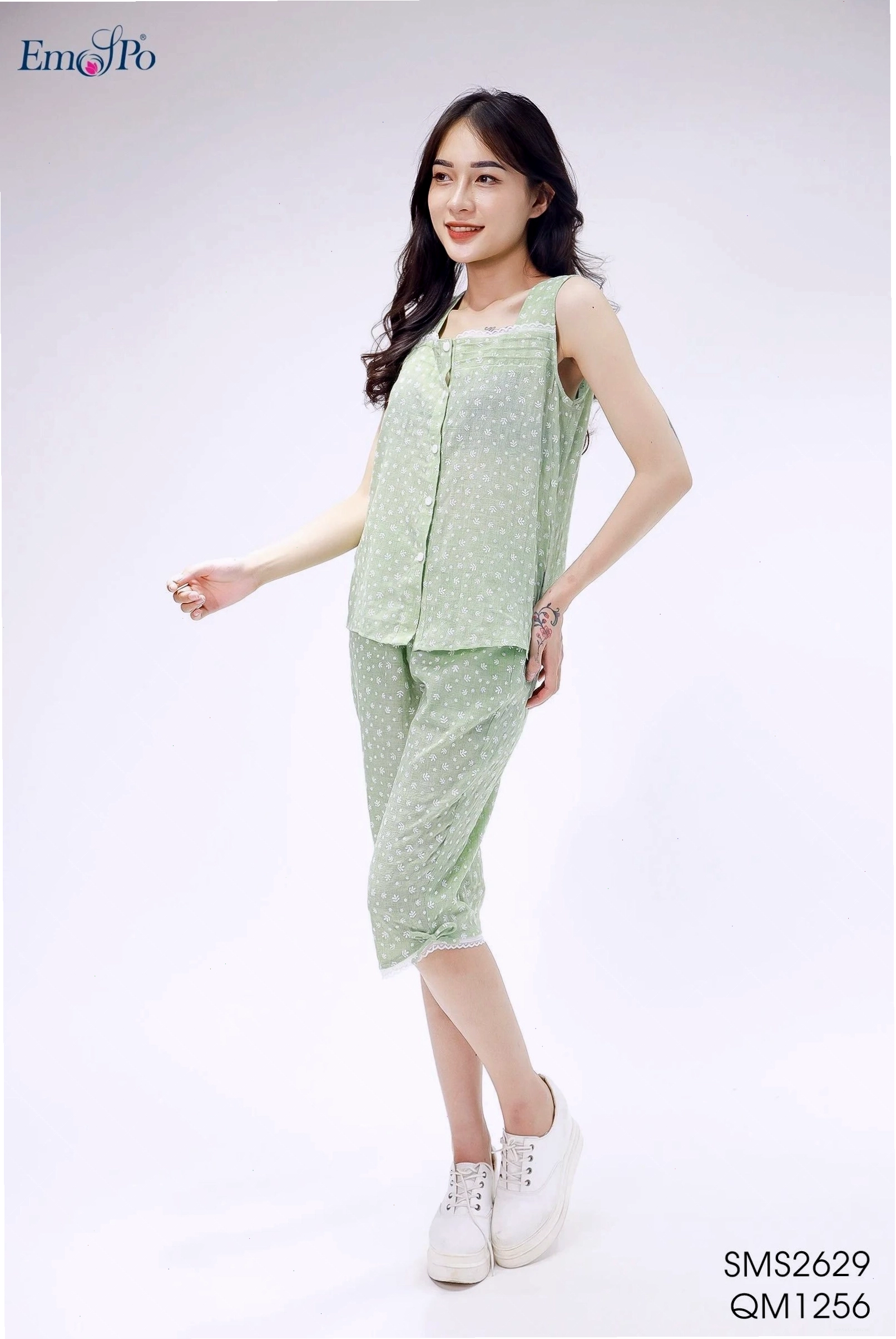Bộ mặc nhà áo cổ vuông, không tay, phối cùng quần short ngắn năng động