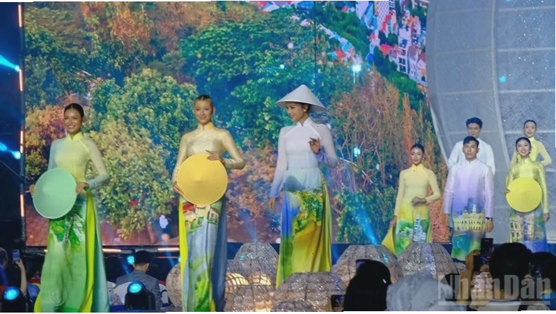 Các người mẫu trình diễn áo dài lễ hội với họa tiết sặc sỡ