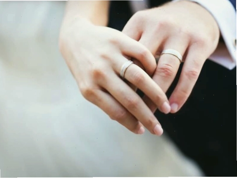 Cận cảnh bàn tay đeo nhẫn đôi, nắm chặt lấy nhau