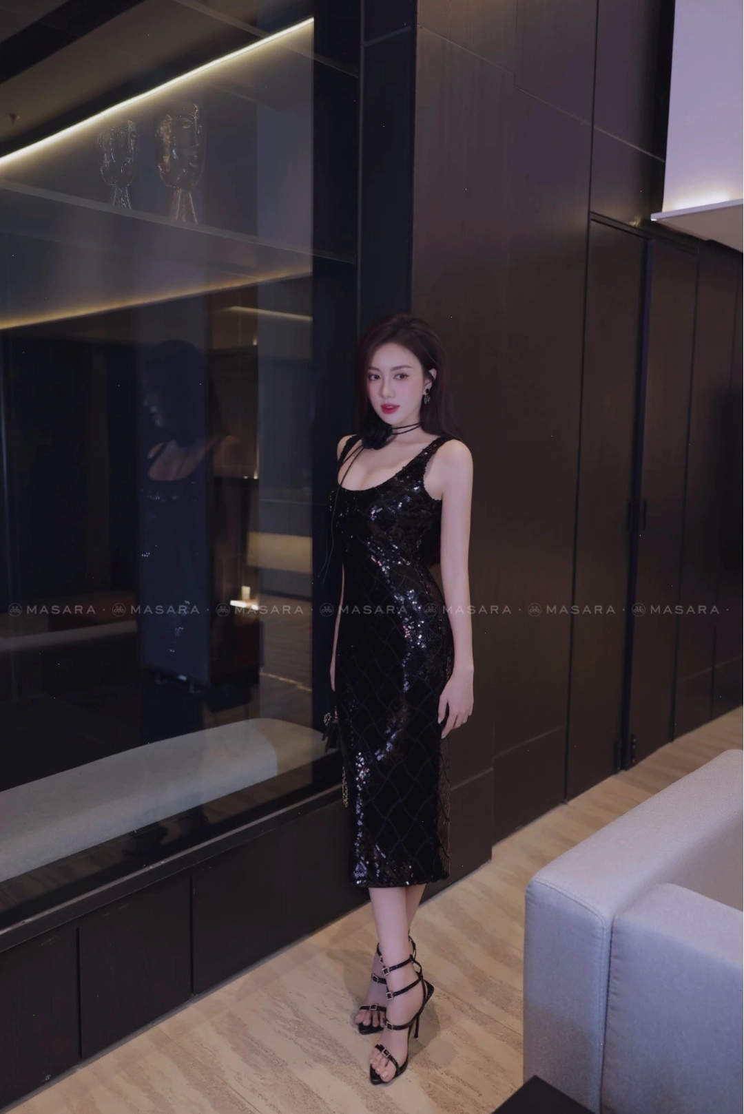 Cận cảnh chất liệu vải kim sa đen của đầm body