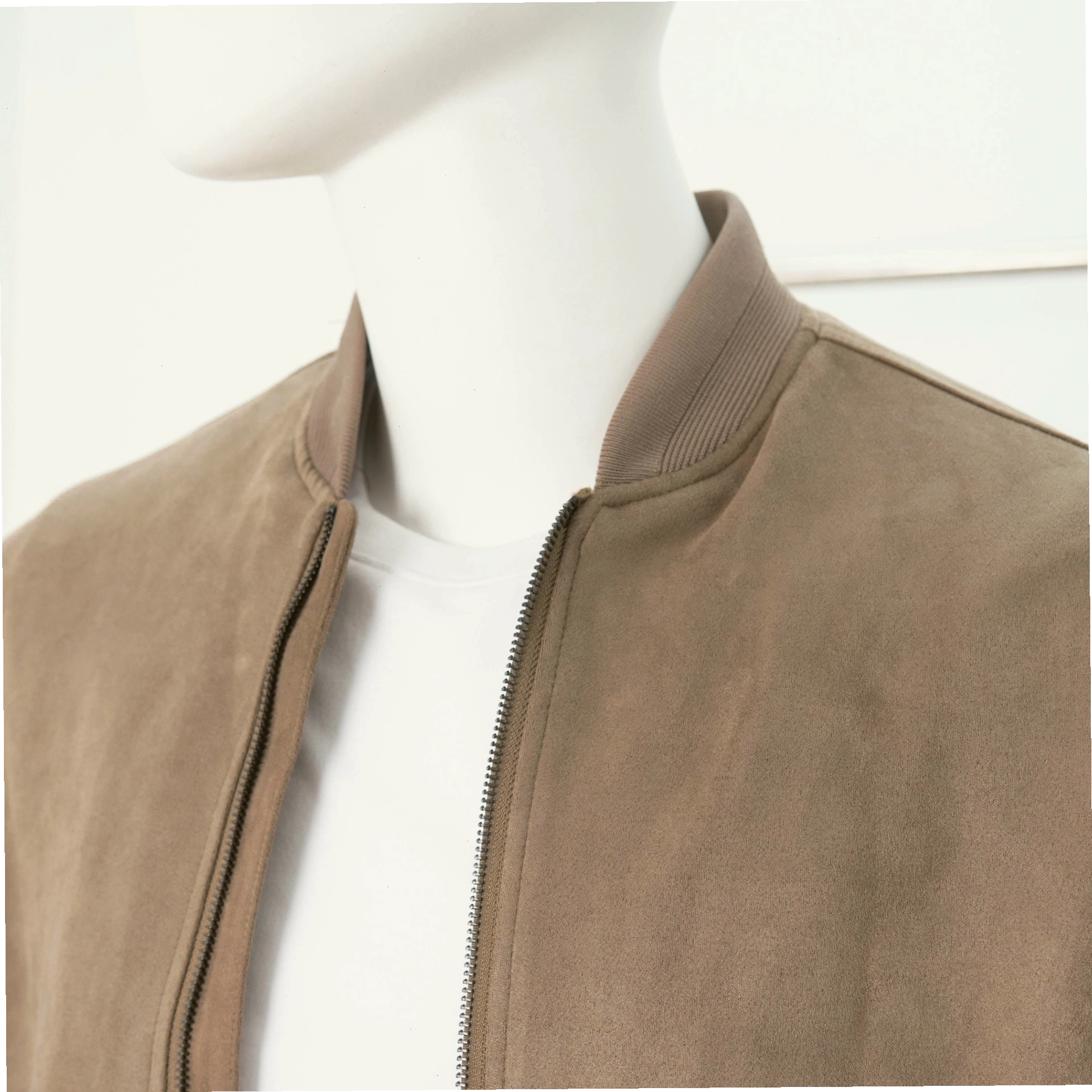 Cận cảnh chi tiết áo khoác bomber da lộn, đường may tinh tế