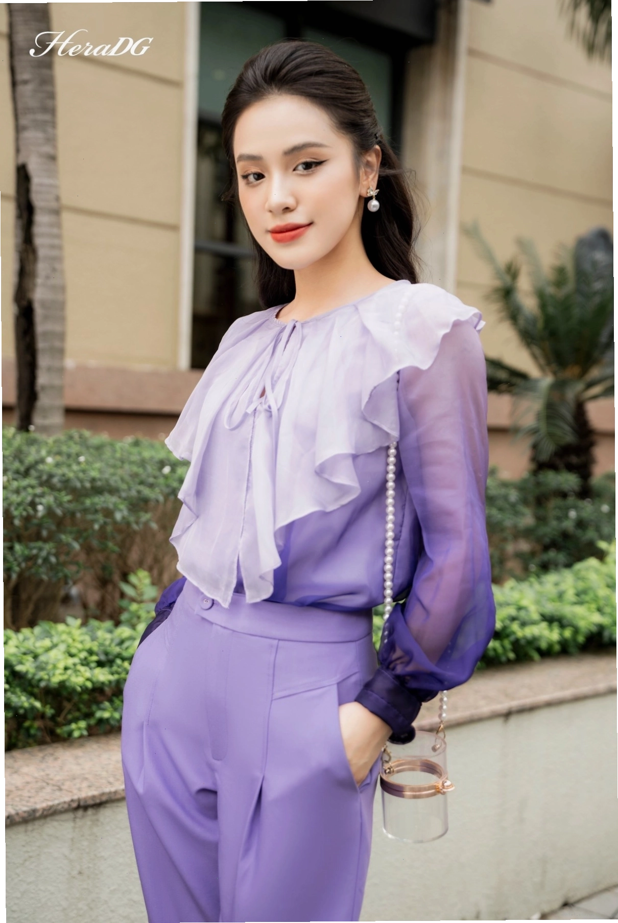 Cận cảnh chi tiết cổ bèo xếp lớp của áo dài màu xanh ngọc bích, thể hiện sự tinh xảo trong từng đường may