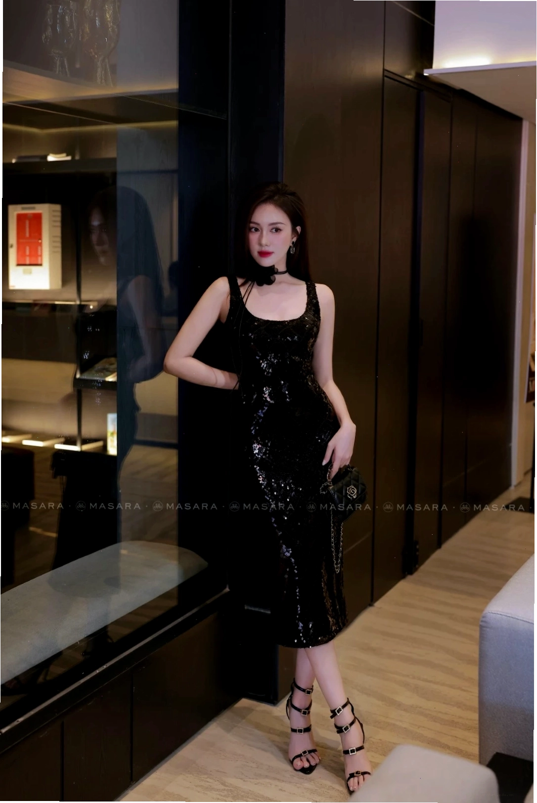 Cận cảnh chi tiết kim sa lấp lánh trên nền vải đen của đầm body