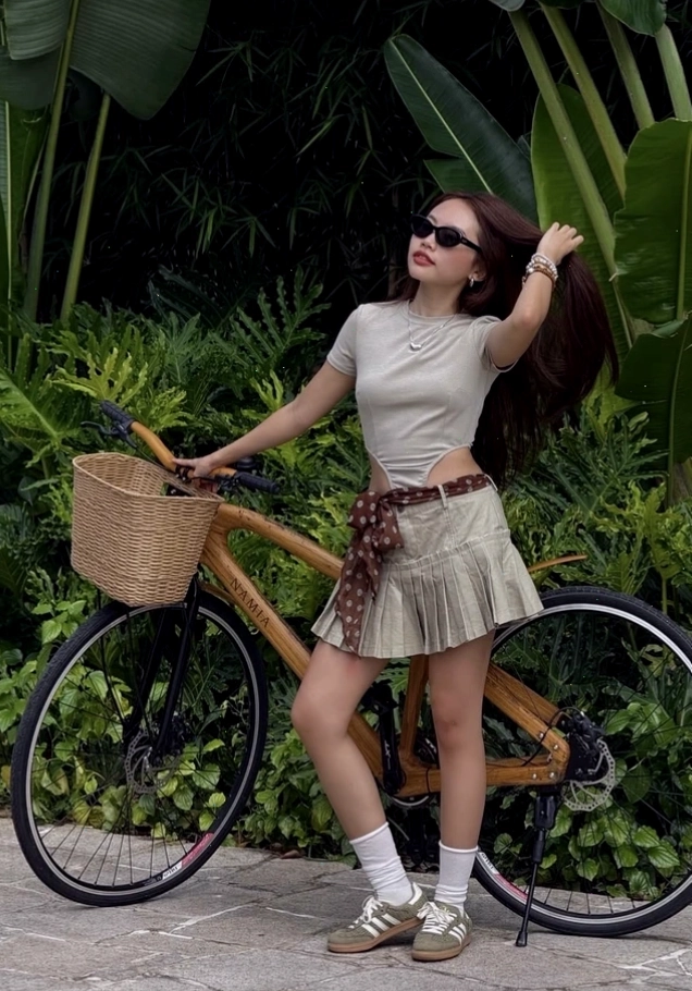 Cận cảnh chi tiết phụ kiện trang sức khi phối đồ với chân váy chữ A