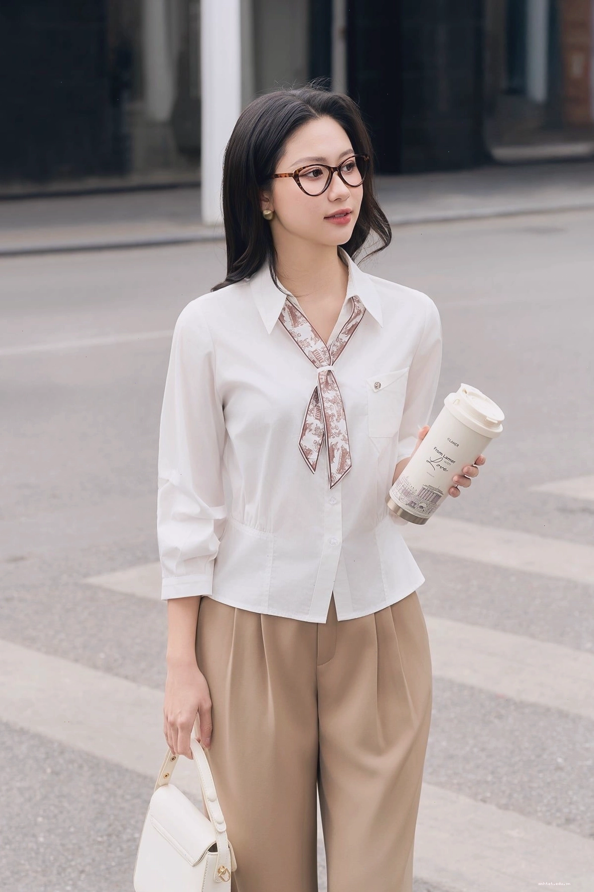 Cận cảnh chi tiết quần vải ống rộng ly bụng tạo điểm nhấn cho trang phục