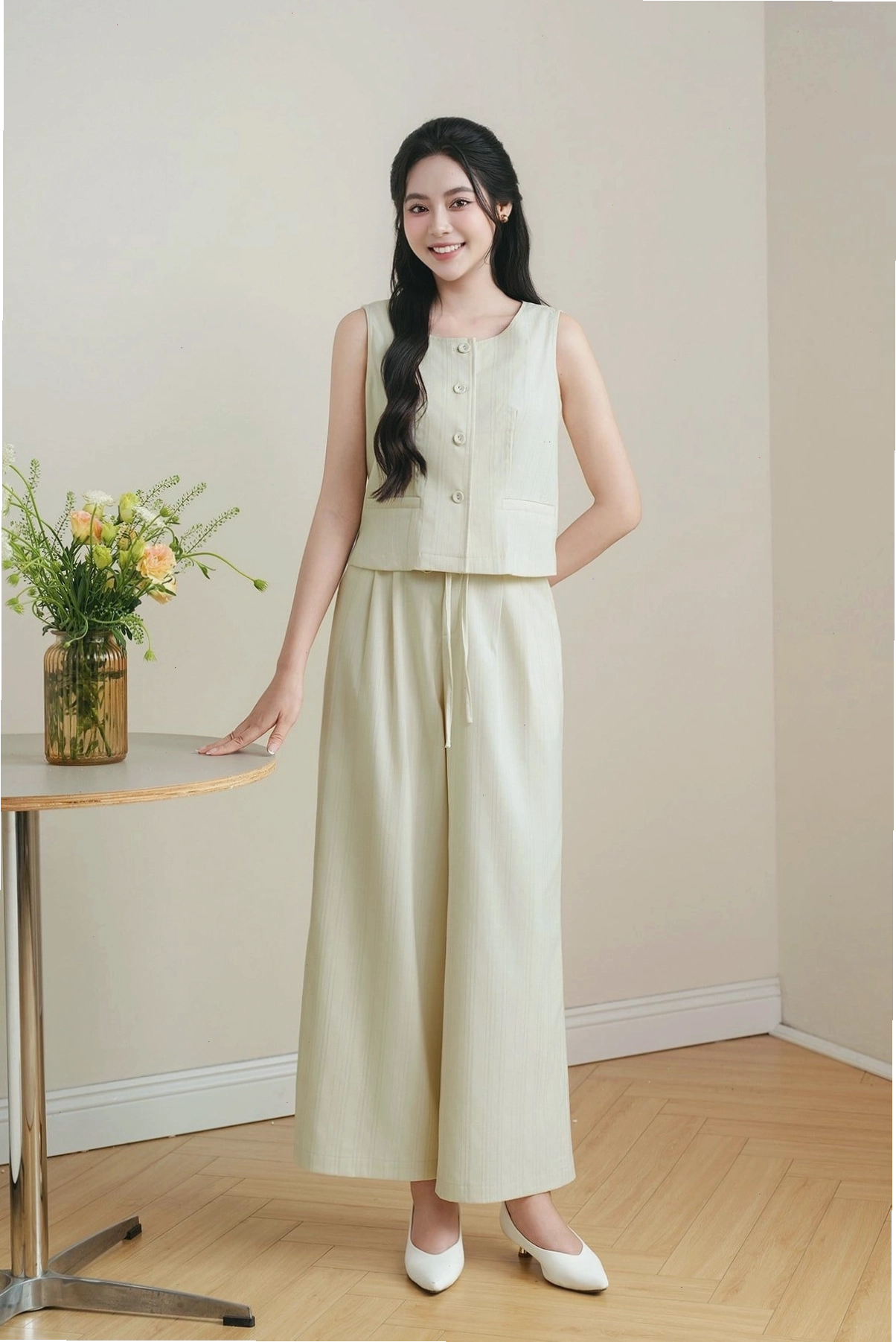 Cận cảnh chi tiết quần vải ống rộng với điểm nhấn dây eo và chất liệu mềm mại