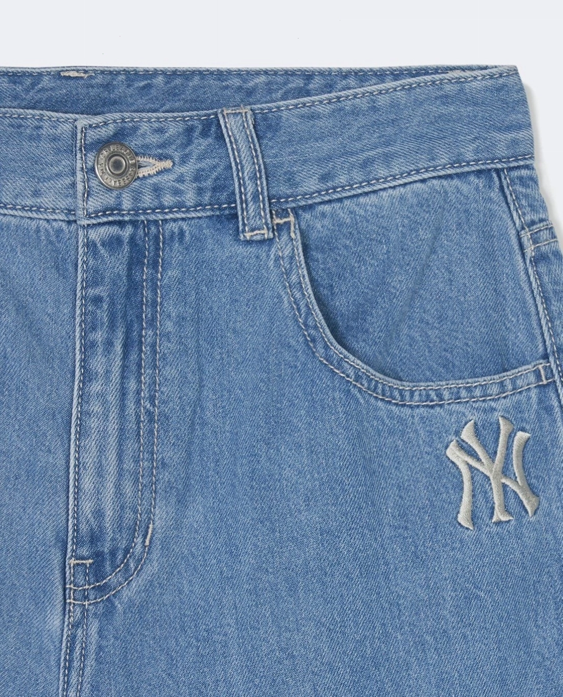 Cận cảnh chiếc quần jeans nữ ống rộng Basic Embroidery Logo với điểm nhấn là logo nhỏ tinh tế