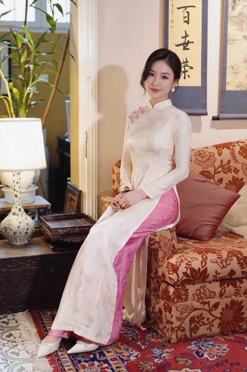 Cận cảnh chiếc vòng cổ layer và khuyên tai bạc tinh tế