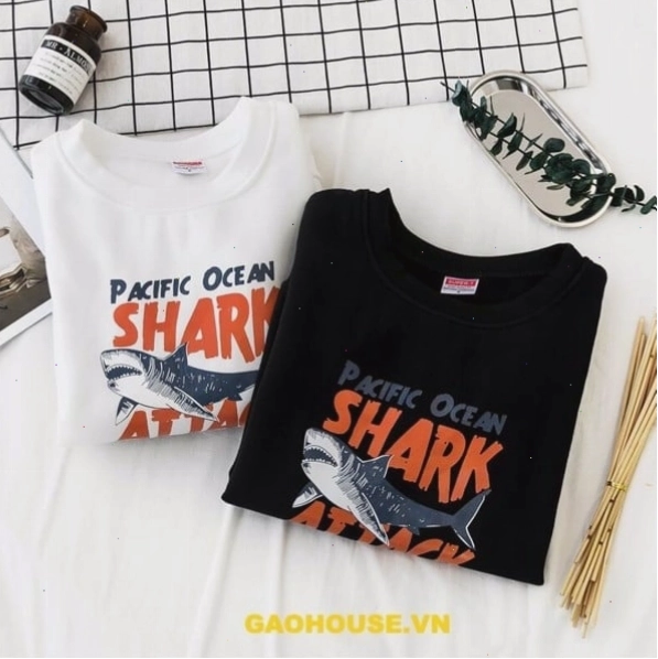 Cận cảnh hình in trên áo đôi, cho thấy độ sắc nét và bền màu