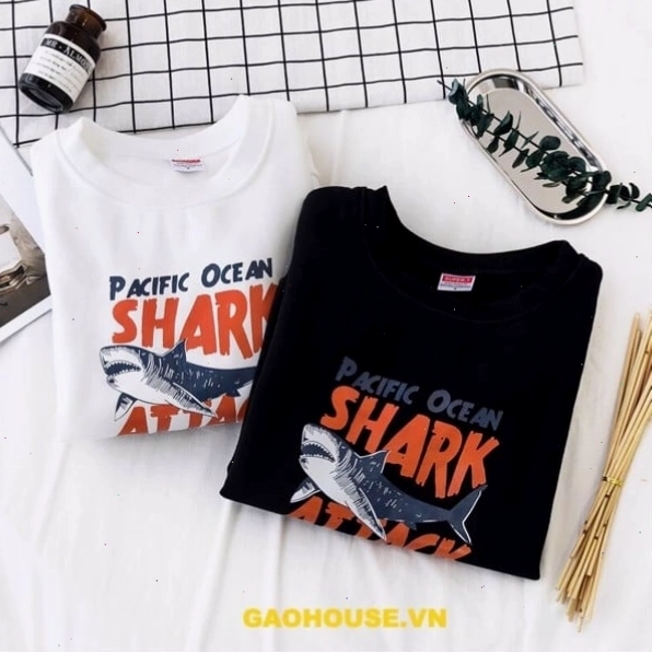 Cận cảnh hình in trên áo đôi, thể hiện sự sắc nét và bền màu