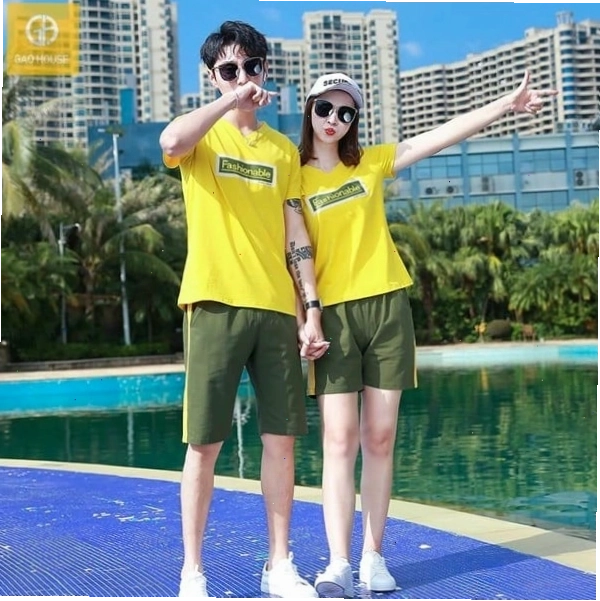 Cận cảnh một dòng chữ nhỏ trên ngực áo đôi, tạo điểm nhấn tinh tế
