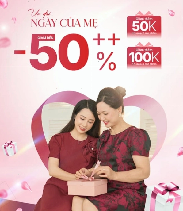 Cận cảnh phụ kiện túi kẹp mini và vòng cổ statement kết hợp với váy len