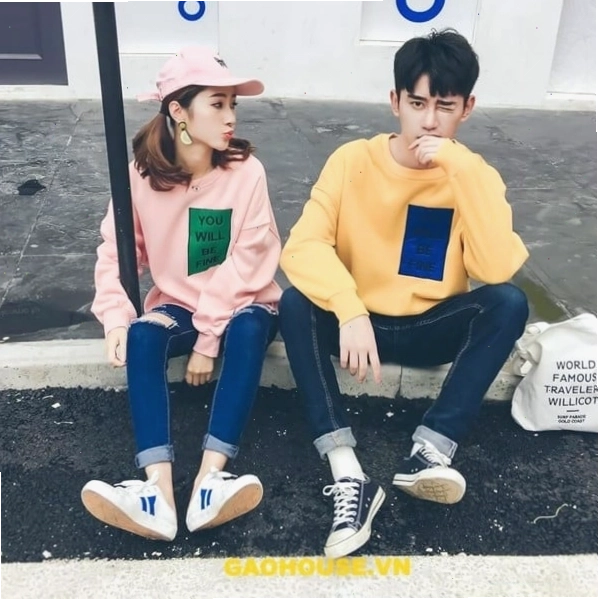 Cặp đôi diện áo đôi đồng phục màu xanh navy, tạo dáng cùng nhau