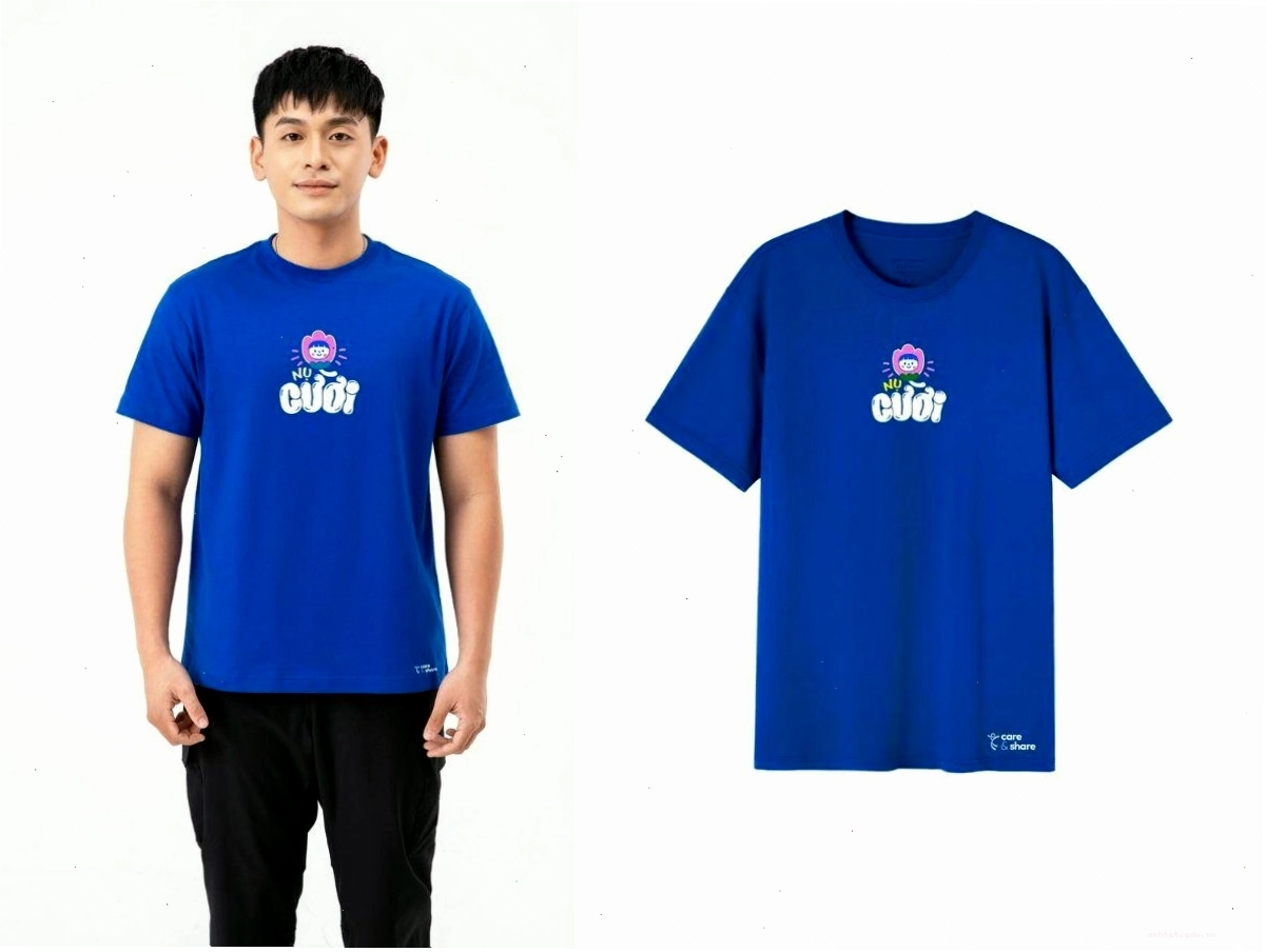 Cặp đôi diện áo đôi local brand, nắm tay nhau đi dạo dưới ánh nắng