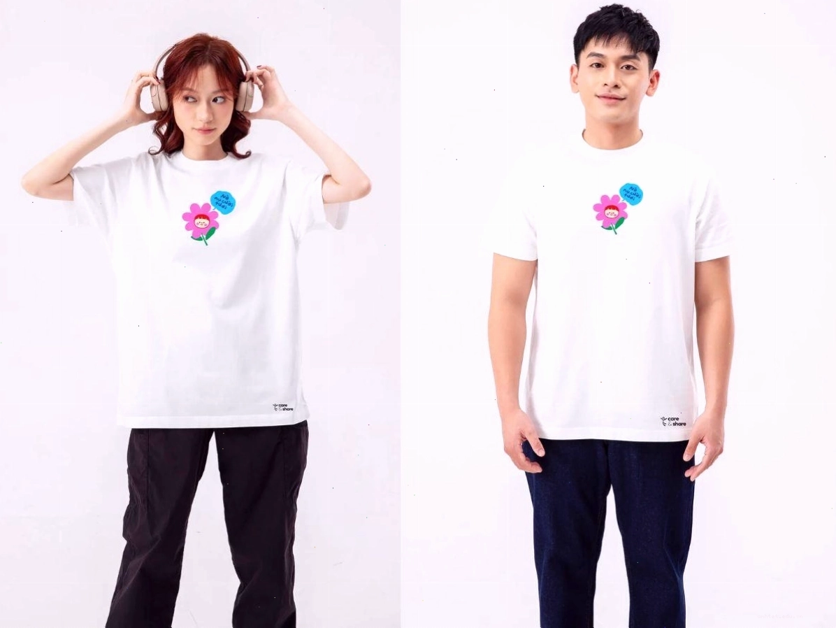 Cặp đôi diện áo đôi local brand, tạo dáng tươi cười