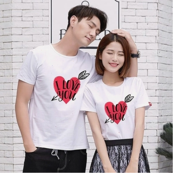 Cặp đôi diện áo đôi màu trắng và quần jean, tạo dáng tự nhiên nắm tay nhau