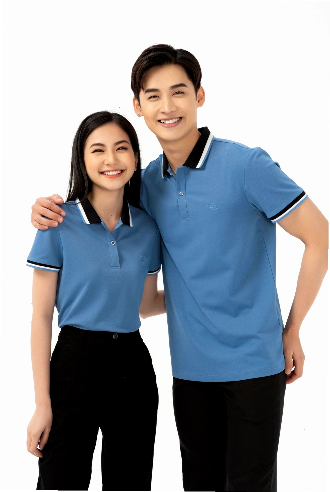 Cặp đôi diện áo đôi màu xanh dương và cam, cùng nhau chạy nhảy trên bãi biển
