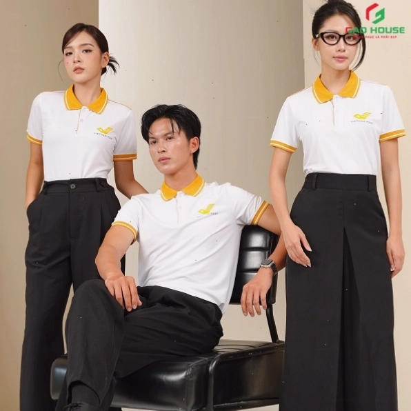 Cặp đôi diện áo đồng phục công ty, tạo dáng chuyên nghiệp