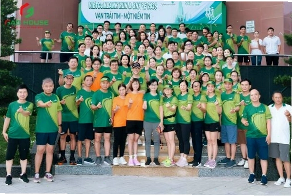 Cặp đôi diện áo đồng phục VCB, tạo dáng chuyên nghiệp