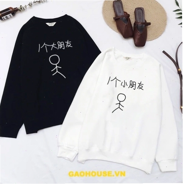 Cặp đôi diện áo hoodie đôi màu đen, tạo dáng ôm nhau