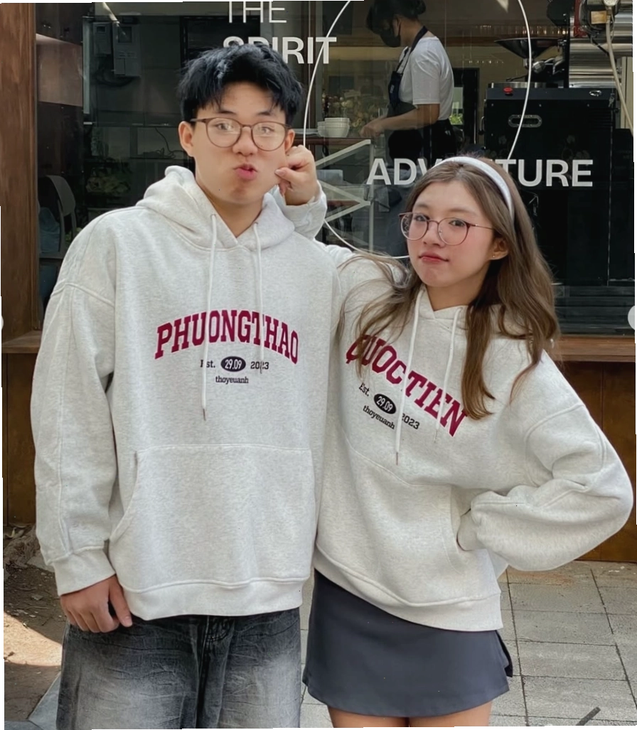 Cặp đôi diện áo hoodie đôi, tạo dáng nhí nhảnh