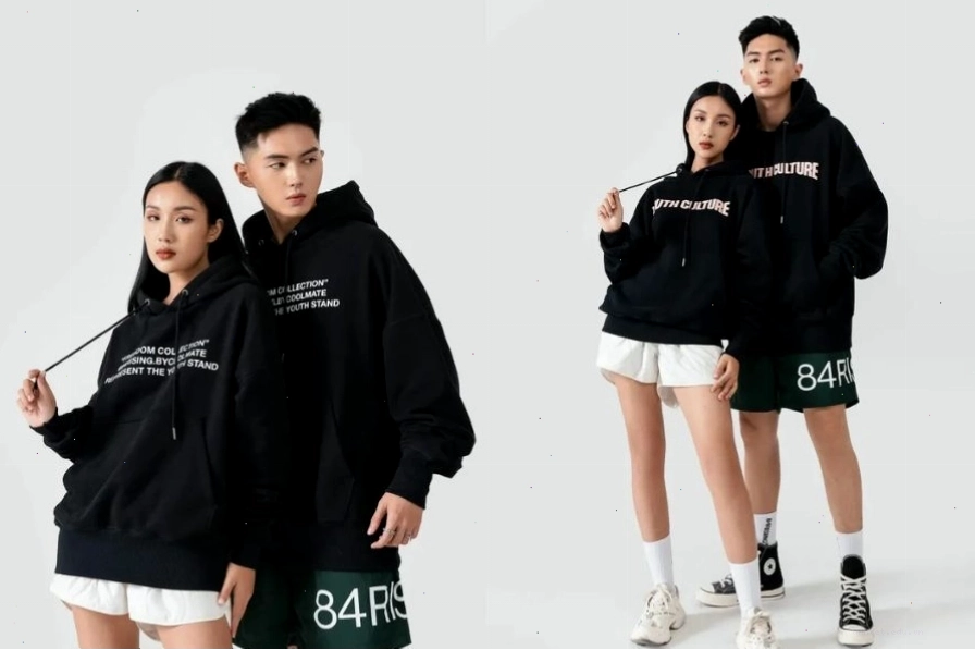 Cặp đôi diện áo hoodie đôi ulzzang màu be và nâu, tạo dáng tinh nghịch trên đường phố