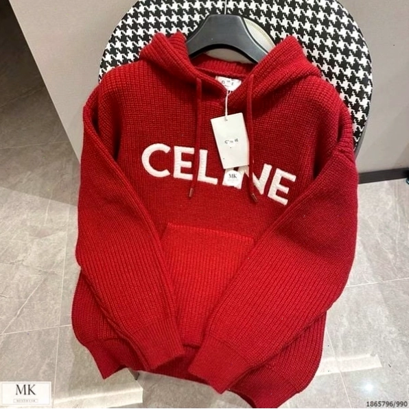 Cặp đôi diện áo hoodie len đôi màu đỏ, tạo dáng tình cảm trong không gian studio ấm cúng