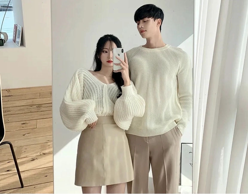 Cặp đôi diện áo khoác bomber và quần jeans, tạo dáng nhìn nhau cười rạng rỡ