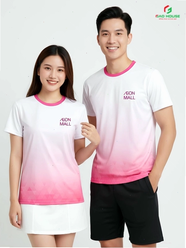 Cặp đôi diện áo thun đen basic và quần kaki, tạo dáng vui đùa trên phố