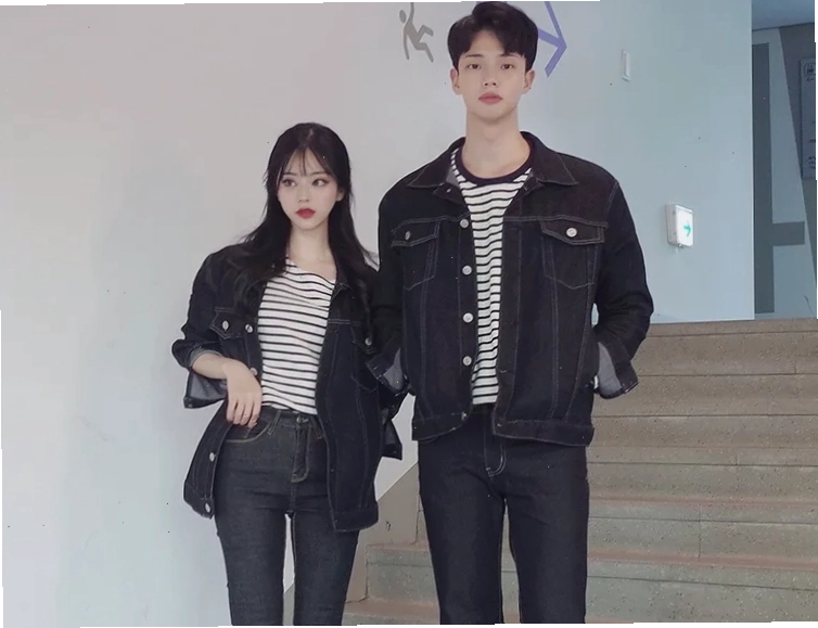 Cặp đôi diện áo thun trắng in chữ và quần jeans năng động, tạo dáng tình tứ trên phố