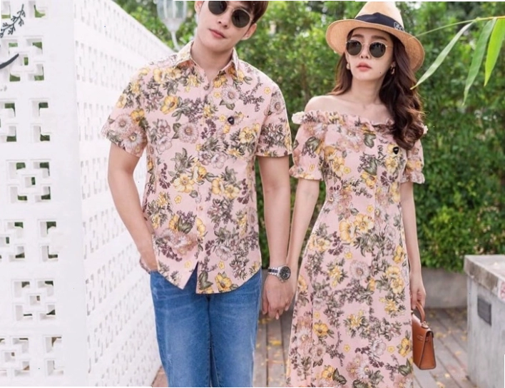 Cặp đôi diện áo thun trắng và quần đen, tạo dáng đơn giản nhưng thanh lịch