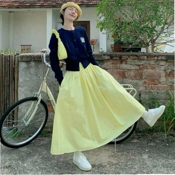 Cặp đôi diện áo thun và quần short màu vàng chanh, tạo dáng vui tươi trên phố