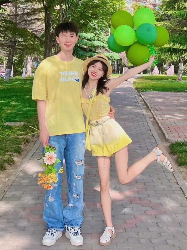 Cặp đôi diện đồ bơi đôi đi biển, phụ kiện mũ cói và kính râm