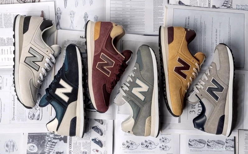 Cặp đôi diện giày New Balance 574 màu trắng và xám, tạo dáng bước đi trên phố